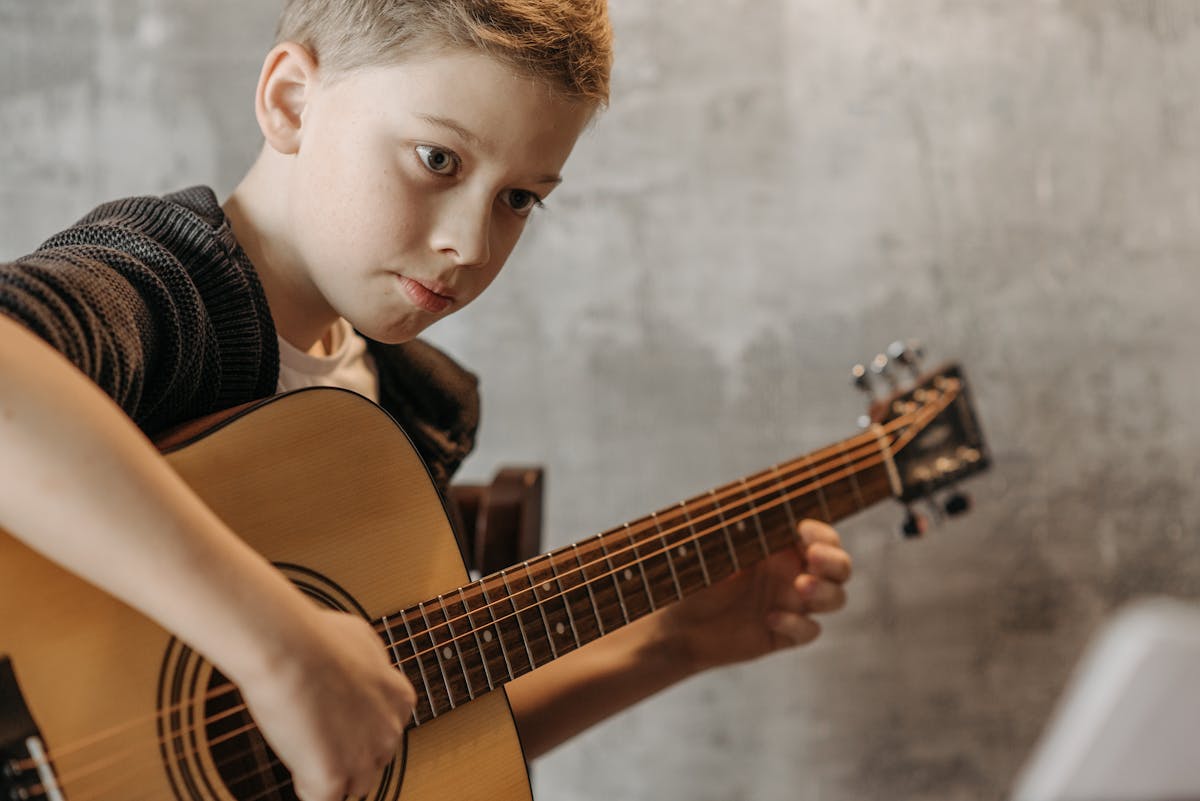 Guitar Sizing Guide: Choosing the Right Size Guitar for Your Child